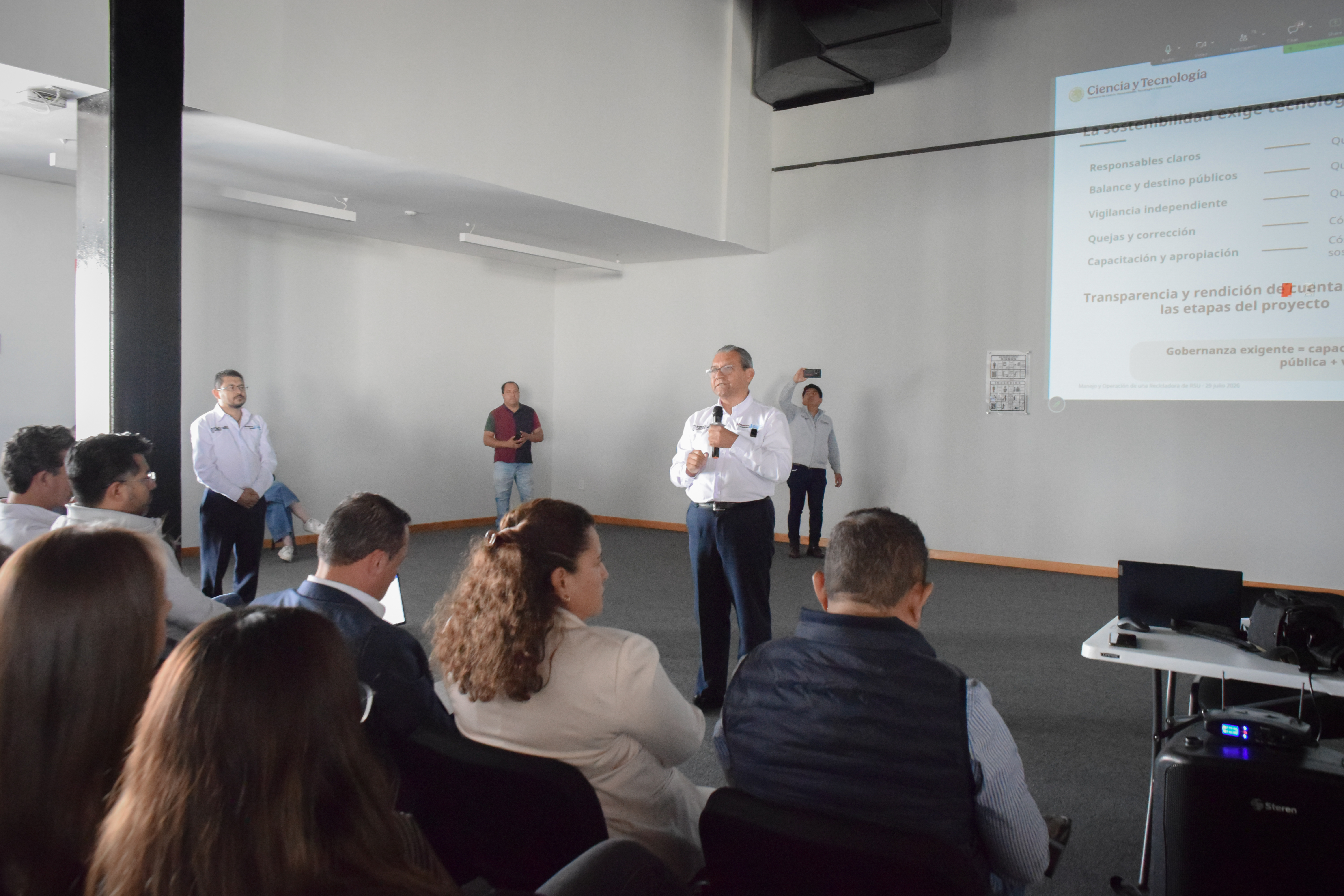 Fotografía de Conferencia - Manejo y Operación de una Recicladora de Residuos Sólidos Urbanos
