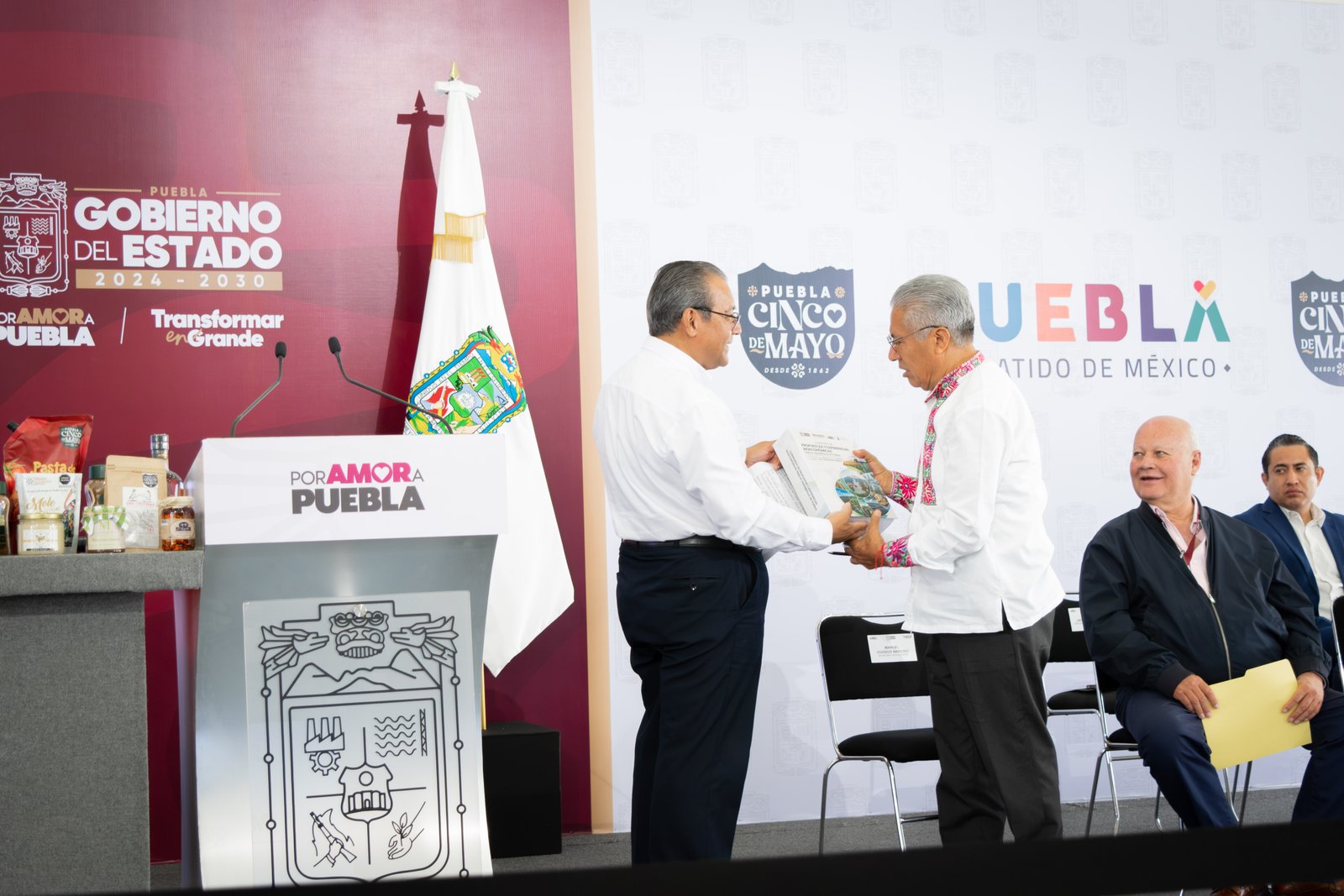 Fotografía de Presenta El Colegio de Puebla Compendio de Soluciones Bioeconómicas en La Mañanera y Armenta Contigo